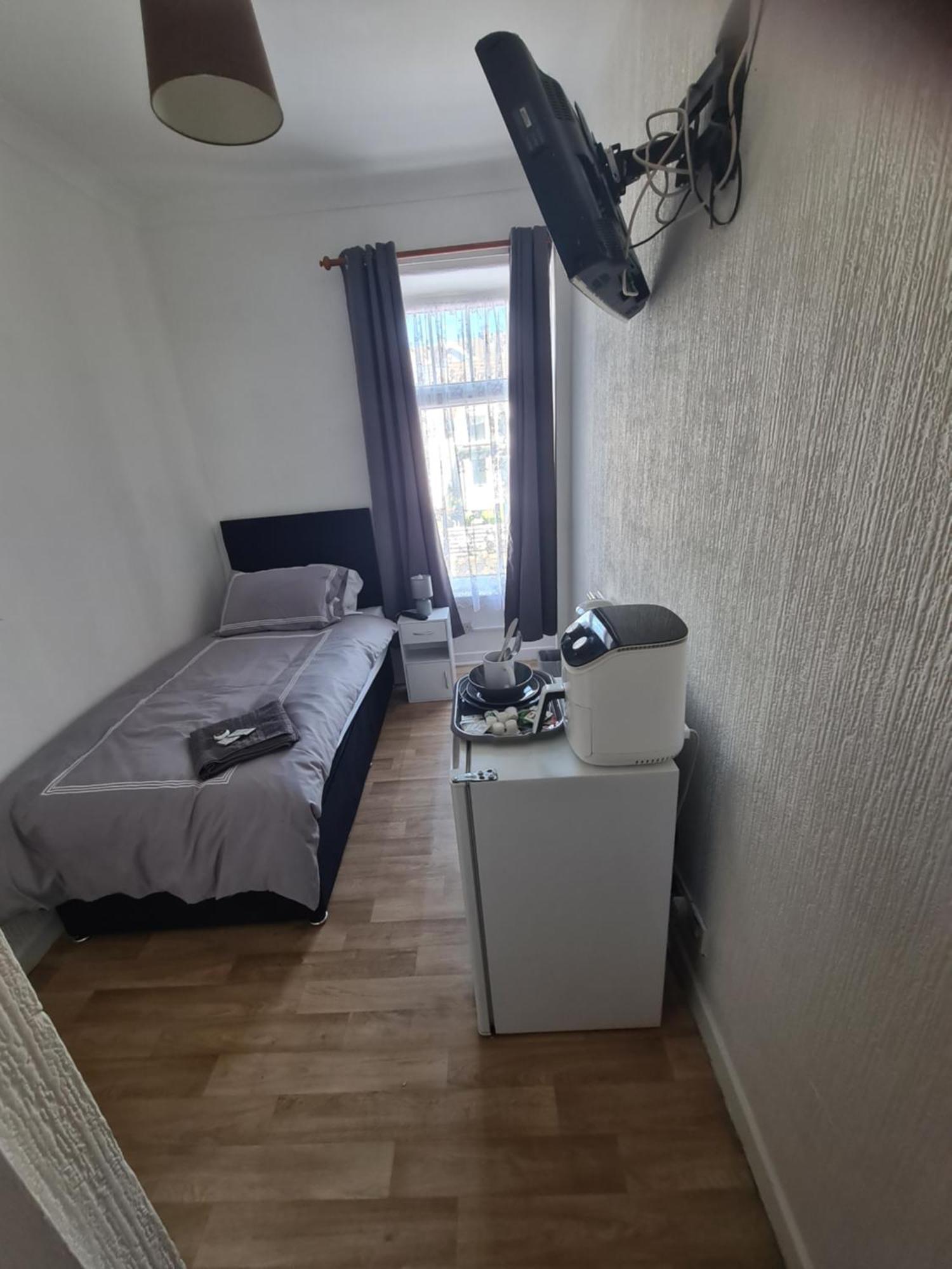 Tredegar Arms Budget Guesthouse For Walkers/Cyclists/Contractors/Traveler เมอเทอร์ทิดฟิล ภายนอก รูปภาพ